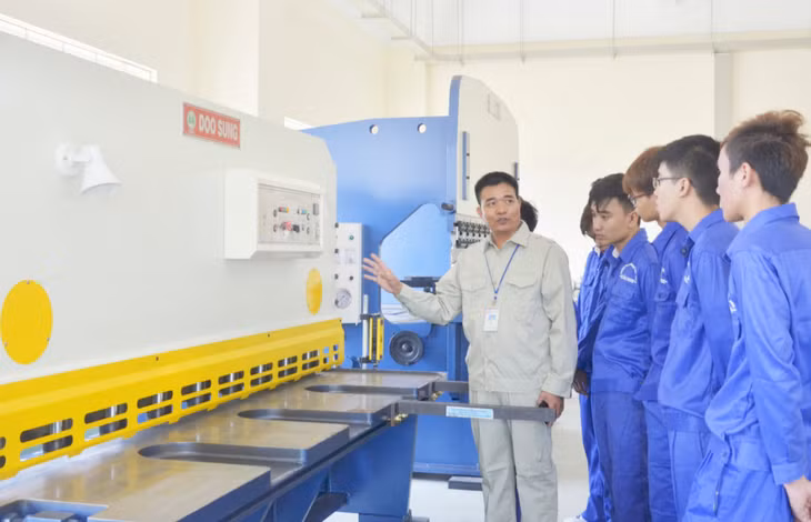 Sinh viên ngành Cắt gọt kim loại (Trường Cao đẳng Việt - Hàn Quảng Ninh) được làm quen với hệ thống trang thiết bị hiện đại, tiên tiến ngay từ khi học tập, thực hành tại trường.