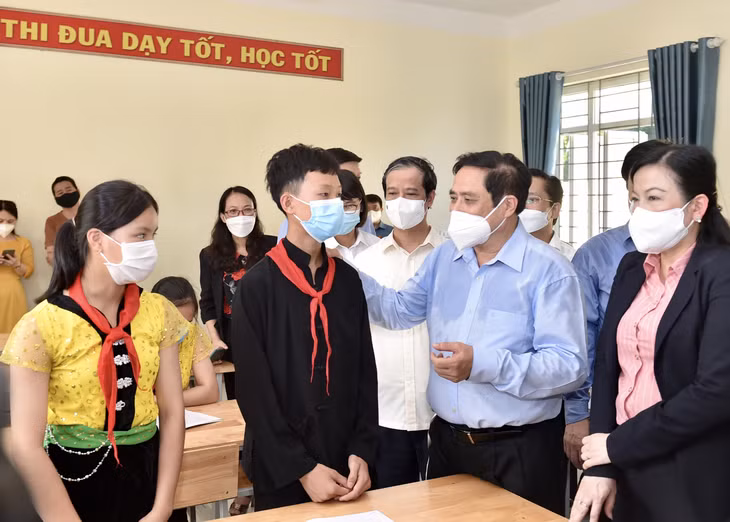 Thủ tướng thăm hỏi, động viên các học sinh tại Trường Phổ thông Dân tộc nội trú THCS Định Hoá - Ảnh: VGP/Nhật Bắc