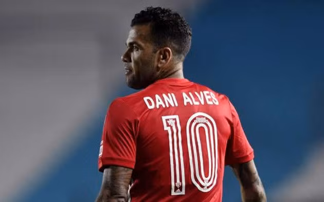 Dani Alves trở thành cầu thủ tự do.