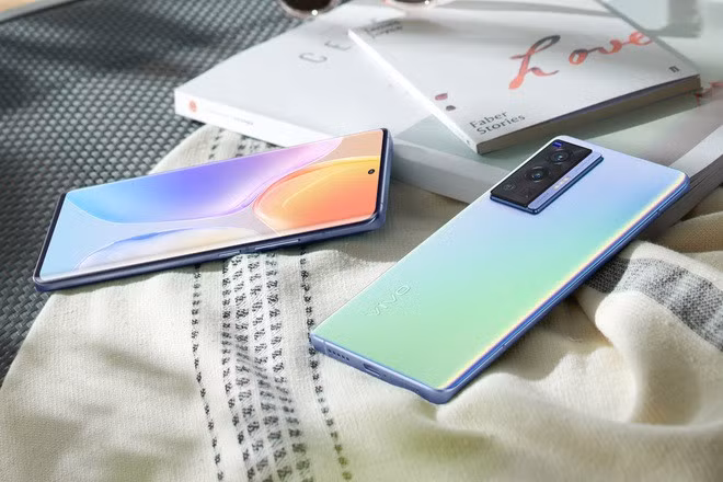 Ngoại hình tổng thể của máy khá tối giản, mang nhiều nét tương đồng với mẫu X60 Pro trước đó.