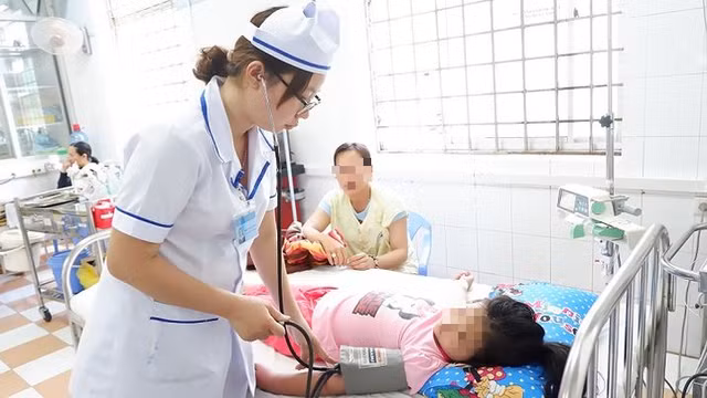 Khi trẻ bị sốt xuất huyết nếu thấy trẻ bất thường cần đưa trẻ nhập viện.