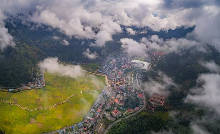 Mùa này đang là mùa đẹp nhất khi những ngọn núi của thị trấn Mường Khương mờ ảo trong mây tạo lên một khung cảnh không kém gì so với Sa Pa, Y Tý.
