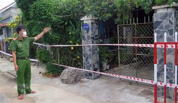 Phu Yen: 2 quan chuc bi canh cao vi hen nhau ra ngoai khi gian cach hinh anh 1