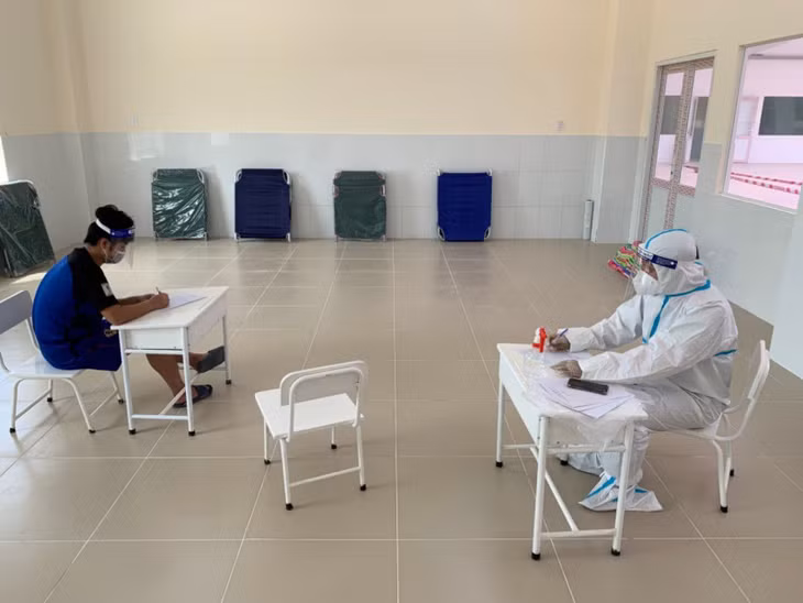 Thanh tra Sở Thông tin Truyền thông Bình Dương làm việc với ông H. (trái).