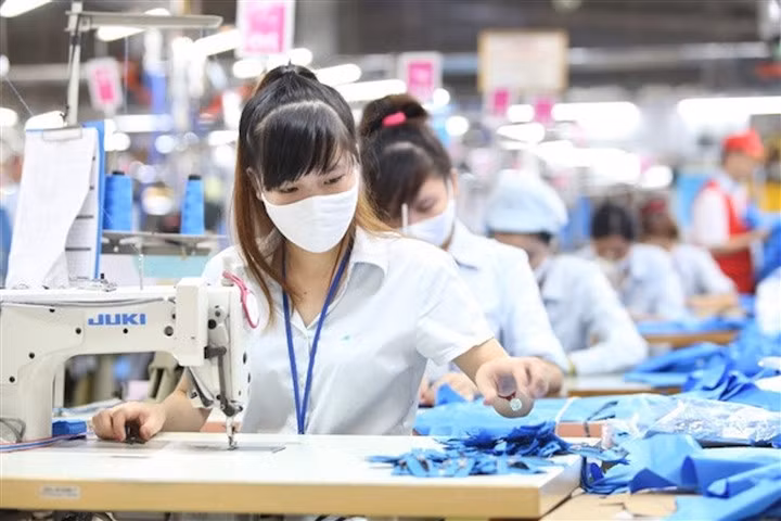 Chính phủ vừa ban hành Nghị quyết về chính sách hỗ trợ người lao động và người sử dụng lao động bị ảnh hưởng bởi đại dịch COVID-19 từ Quỹ bảo hiểm thất nghiệp. (Ảnh minh hoạ)