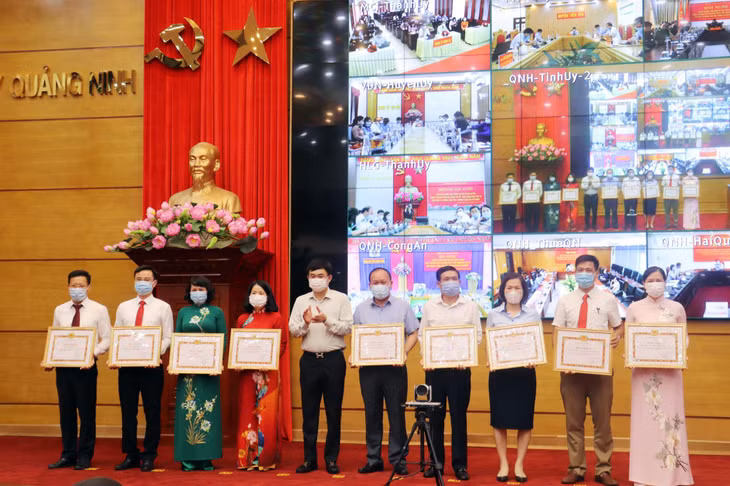 Đồng chí Ngô Hoàng Ngân, Phó Bí thư Thường trực Tỉnh ủy tặng Bằng khen của Ban Thường vụ Tỉnh ủy cho các tập thể tiêu biểu trong công tác lãnh đạo, chỉ đạo tổ chức thực hiện Chỉ thị 05-CT/TW giai đoạn 2016-2021. Ảnh: Trúc Linh