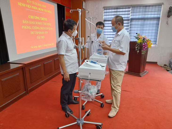 Các y, bác sĩ trao đổi về công năng của máy thở HFNC.