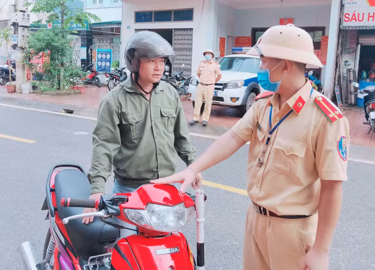Lực lượng CSGT - Trật tự - Cơ động huyện kiểm tra, xử lý một số trường hợp vi phạm Luật giao thông đường bộ