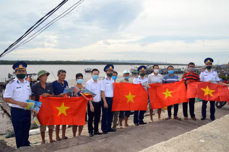 Đoàn công tác tặng cờ Tổ quốc cho bà con ngư dân xã Liên Hòa, TX Quảng Yên.