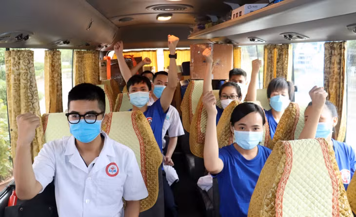 Sáng 22/9, 70 cán bộ, nhân viên y tế tỉnh Quảng Ninh tiếp tục lên đường tham gia chống dịch Covid-19 tại TP Hồ Chí Minh. Ảnh: Trúc Linh