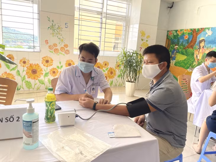 Khám sàng lọc trước tiêm vắc-xin phòng Covid-19 tại Bệnh viện Bãi Cháy (TP Hạ Long).