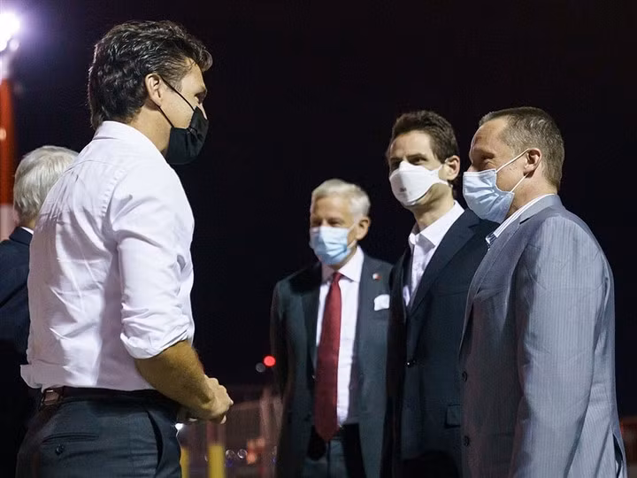 Thủ tướng Trudeau đón hai công dân Canada tại sân bay (Ảnh: Twitter)
