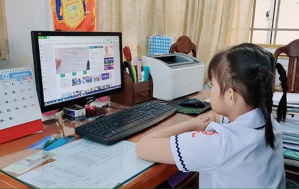Học sinh Kiên Giang dự khai giảng qua truyền hình. Nguồn: Tuổi trẻ