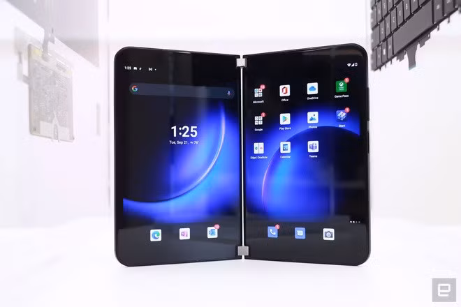 Surface Duo 2 vẫn sở hữu kiểu thiết kế gập với 2 màn hình riêng biệt.