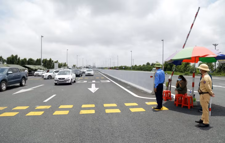 Chốt kiểm soát dịch Covid-19 tại Trạm thu phí cầu Bạch Đằng, TX Quảng Yên, các lực lượng liên ngành túc trực 24h/7 ngày, kiểm soát chặt chẽ người và phương tiện ra, vào tỉnh. Ảnh: Minh Hà