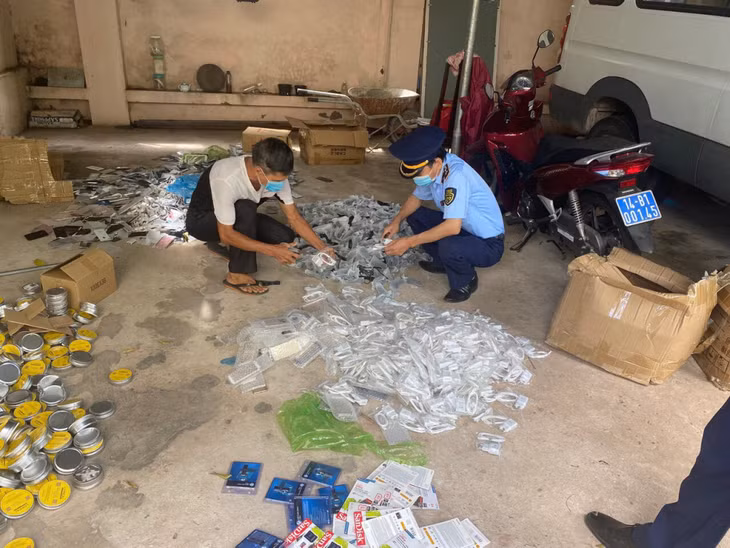 Lực lượng chức năng kiểm đếm và tiêu hủy lô hàng giả theo quy định.