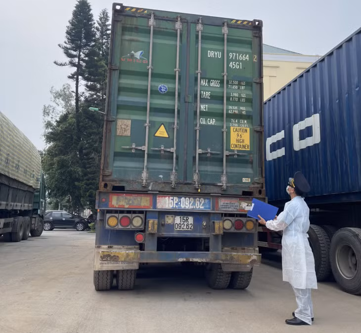 Kiểm tra hàng hoá xuất khẩu tại Chi cục Hải quan cửa khẩu Hoành Mô.