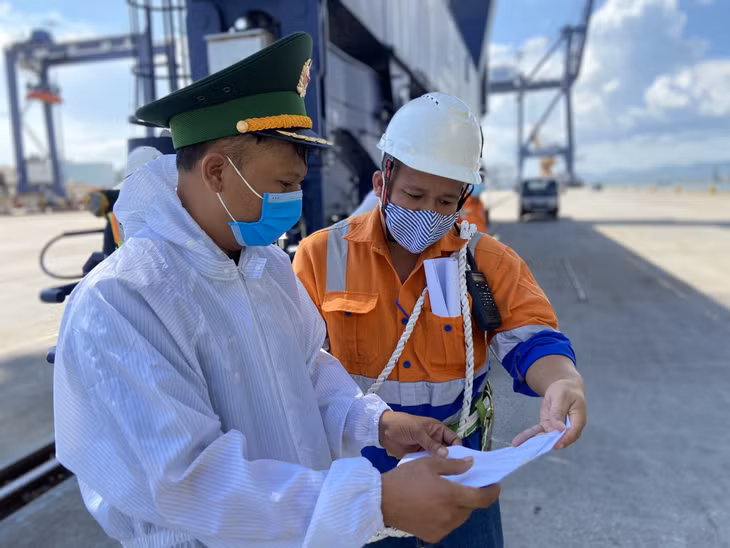 Đồn Biên phòng Cửa khẩu cảng Hòn Gai kiểm tra danh sách công nhân CICT Cái Lân được phép lên tàu làm việc và sẽ giám sát toàn bộ quá trình làm hàng.