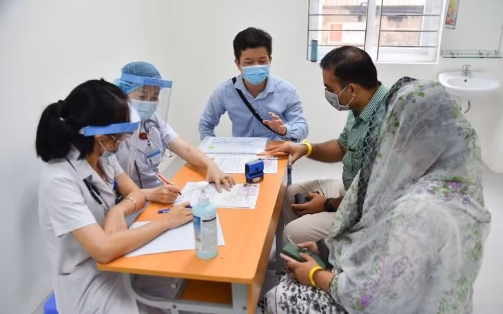 Cung cấp thông tin tiêm chủng cho nhân viên tại cơ quan ngoại giao trước khi tiêm chủng tại buổi tiêm ngày 10/6 (Ảnh: BV Phổi T.Ư)