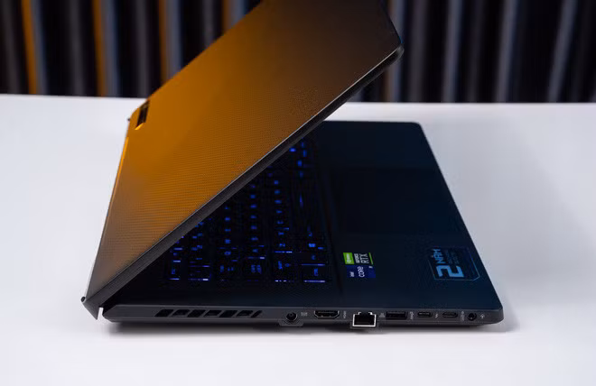 Cận cảnh ASUS ROG Zephyrus M16: Thiết kế mỏng nhẹ, cấu hình cực khủng với Intel Core i9 thế hệ 11 cùng GPU RTX 3070, giá 71.99 triệu đồng - Ảnh 16.