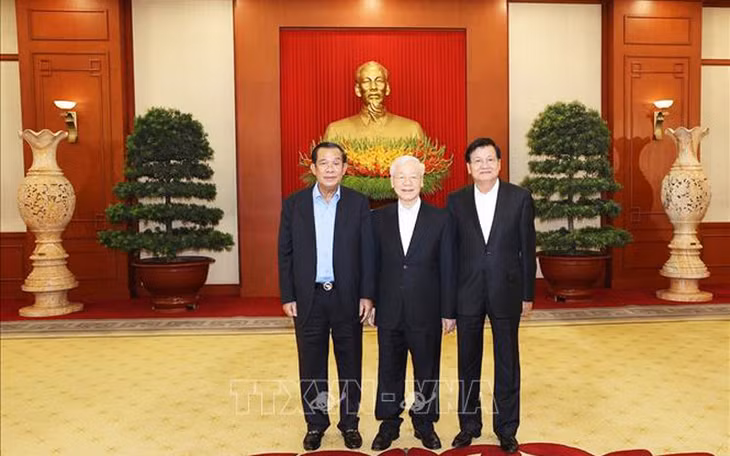 Tổng Bí thư Nguyễn Phú Trọng, Tổng Bí thư Đảng Nhân dân Cách mạng Lào Thongloun Sisoulith và Chủ tịch Đảng Nhân dân Campuchia Hun Sen chụp ảnh chung (Ảnh: TTXVN)