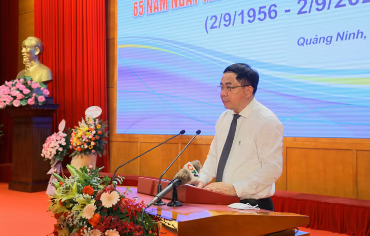 Đồng chí Mai Vũ Tuấn, Giám đốc, Tổng Biên tập Trung tâm Truyền thông tỉnh, đọc diễn văn ôn lại truyền thống 65 năm của Phát thanh Quảng Ninh