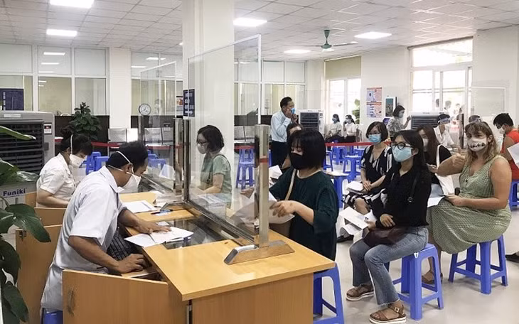 Các cán bộ, nhân viên của các tổ chức phi chính phủ nước ngoài thực hiện tiêm chủng ngày 13/7, tại Bệnh viện Phổi Trung ương (Hà Nội) (Ảnh: BV Phổi T.Ư)