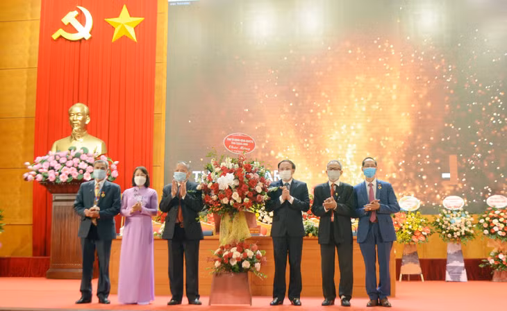 Đồng chí Nguyễn Xuân Ký, Ủy viên Trung ương Đảng, Bí thư Tỉnh ủy, Chủ tịch HĐND tỉnh Quảng Ninh thay mặt Tỉnh ủy, HĐND, UBND, UB MTTQ tỉnh tặng hoa chúc mừng Hội nghị.