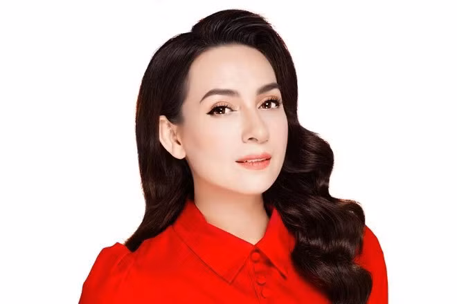 Ca sĩ Phi Nhung mắc Covid-19 được nhập viện Gia An 115 để điều trị từ ngày 19/8. Tuy nhiên, tình hình sức khỏe không được cải thiện nên Phi Nhung đã được chuyển sang bệnh viện Chợ Rẫy tối 26/8 để tiếp tục điều trị cho đến nay.