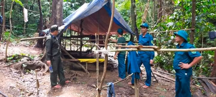 Lán trại của các đối tượng "vàng tặc" bỏ lại khu vực Khe Đương khi Tổ công tác phối hợp bất ngờ tập kích, truy đuổi.