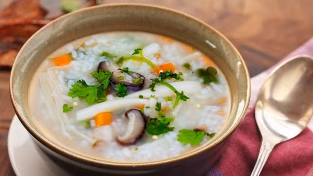 Đồ ăn sáng cho người bị đau dạ dày nên chọn những đồ ăn loãng, mềm, dễ tiêu, (cháo, súp, phở....).