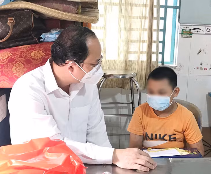 Lãnh đạo Thành ủy TPHCM động viên, thăm hỏi trẻ mồ côi do đại dịch COVID-19. Ảnh: hcmcpv.org.vn