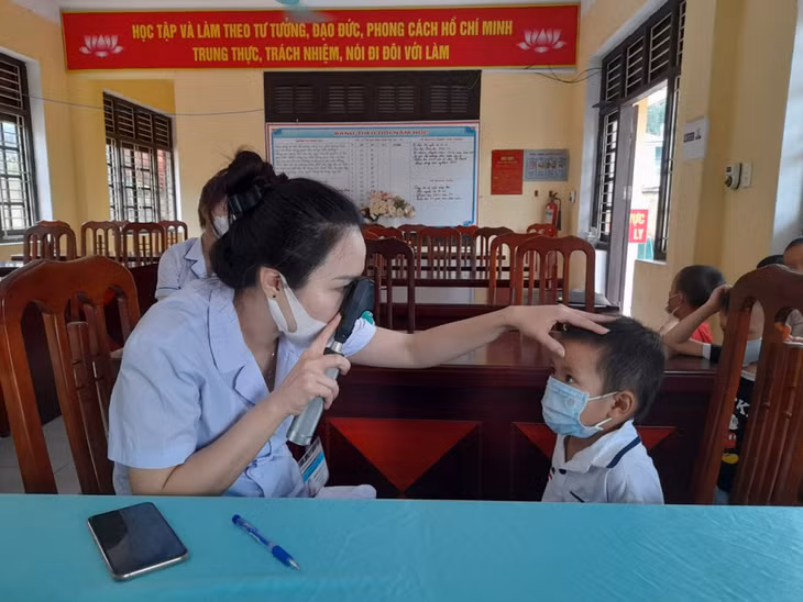 Bác sỹ Bệnh viện Đa khoa tỉnh khám mắt miễn phí cho trẻ em.