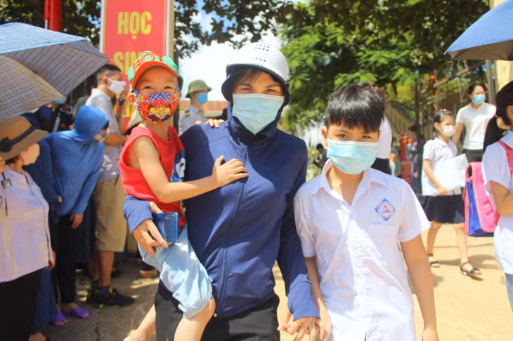 Các bậc phụ huynh cũng đảm bảo nghiêm túc các yêu cầu phòng chống dịch trong quá trình đưa đón con em đi tựu trường.