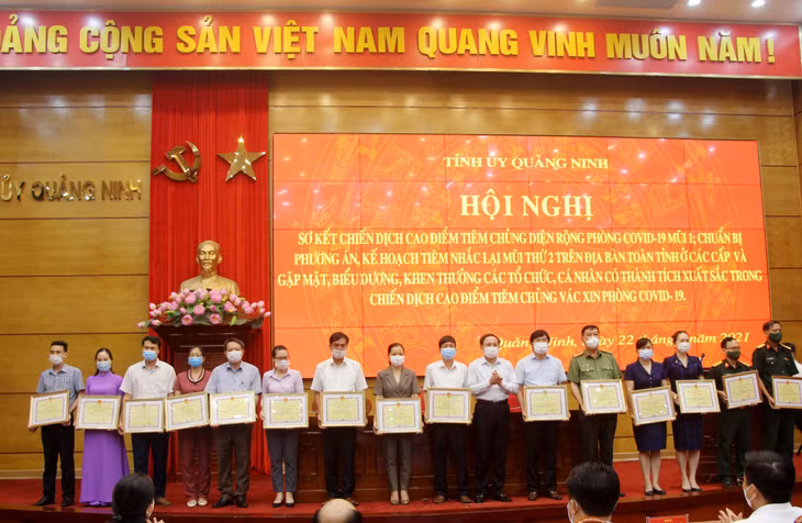 Đồng chí Bí thư Tỉnh ủy, Chủ tịch HĐND tỉnh trao Bằng khen cho các tập thể có thành tích xuất sắc.
