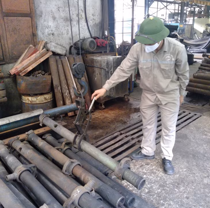 Sáng kiến móc treo thông minh phục vụ đưa cột thủy lực lên trên máy tháo cột áp dụng tại Phân xưởng Cơ điện.