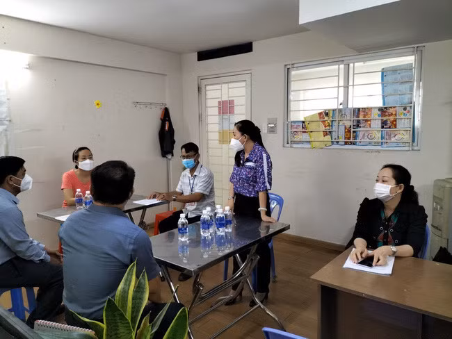 Lãnh đạo phường Vĩnh Phú đã tổ chức xin lỗi công khai đối với chị L. (Ảnh: TTXVN)