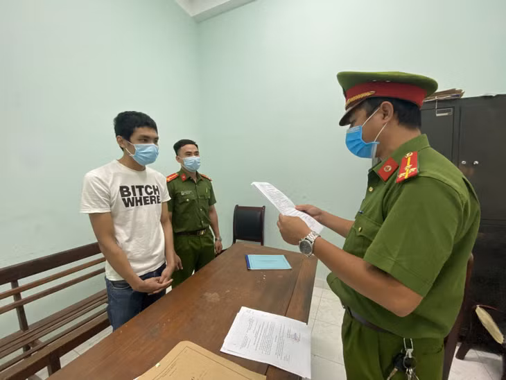 Cơ quan Công an tống đạt quyết định bắt tạm giam đối tượng Nguyễn Bình Hưng.