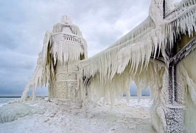 Ngọn hải đăng đóng băng ở Michigan, Mỹ.