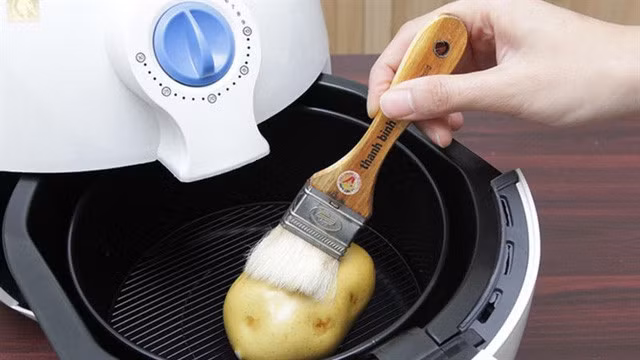 Xịt hoặc phết một lớp dầu ăn lên thực phẩm sẽ khiến món ăn thơm ngon, hấp dẫn hơn.