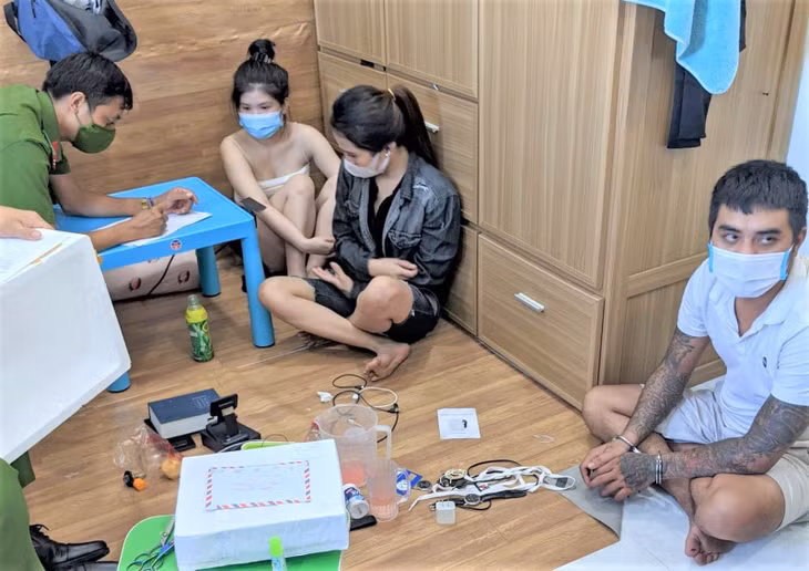 Hai hot girl bị bắt quả tang cùng bạn trai mở tiệc ma túy trong phòng trọ.