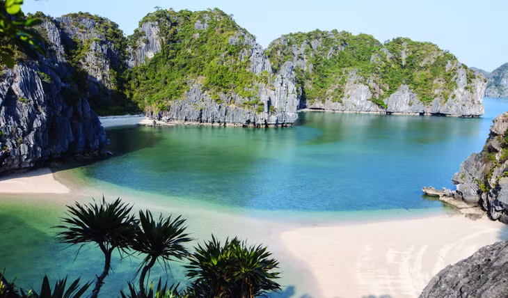 Bãi Cát Oăn - không gian lý tưởng cho du khách tham quan, tắm biển, tổ chức các hoạt động tập thể, thể thao hay các bữa tiệc nhỏ.