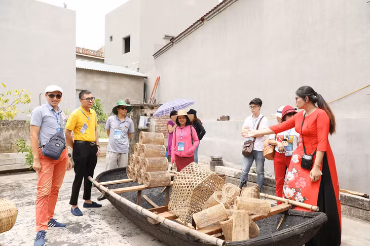 Khách du lịch tham quan, trải nghiệm tại làng nghề đan ngư cụ truyền thống Hưng Học (TX Quảng Yên), tháng 7/2020.