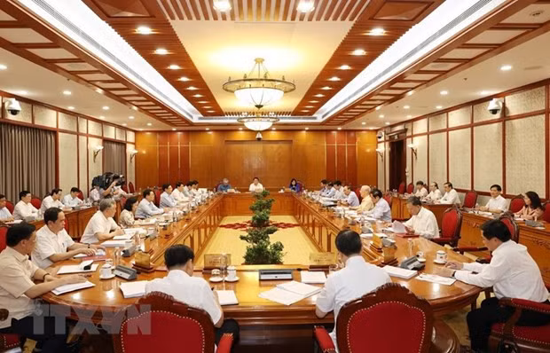 Bo Chinh tri: Khuyen khich va bao ve can bo nang dong, sang tao hinh anh 1