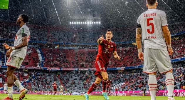 Ở tuôi 33, Lewandowski vẫn bùng nổ.