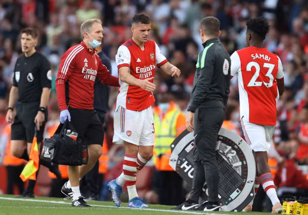 Xhaka tỏ ra đau đớn khi bước ra sân nhường chỗ cho Lokonga.