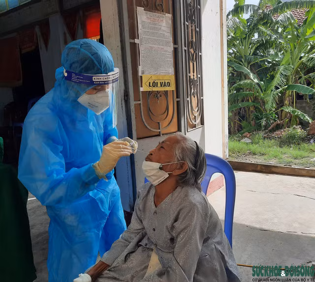 CDC Quảng Trị thành lập 13 đội lấy mẫu tiến hành lấy mẫu xét nghiệm cho 2000 người.