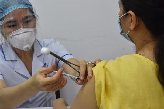 Nên chủng ngừa càng sớm càng tốt với bất kỳ loại vắc xin nào có sẵn tại địa phương để sớm tạo miễn dịch cộng đồng.