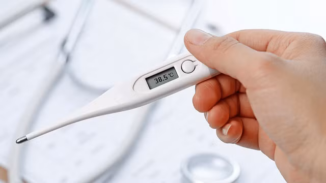 Một số triệu chứng thông thường sau tiêm vaccine COVID-19 có thể gặp là sốt, mệt mỏi, đau đầu.