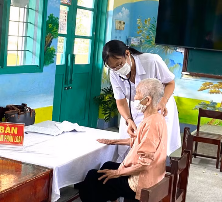 Bác sĩ Nguyễn Thị Thanh Tâm (Phòng khám đa khoa Kinh Bắc) khám phân loại cho người dân tại điểm tiêm vắc xin phòng Covid-19 Trường Tiểu học Hồng Thái Tây, TX Đông Triều. (Ảnh do nhân vật cung cấp)